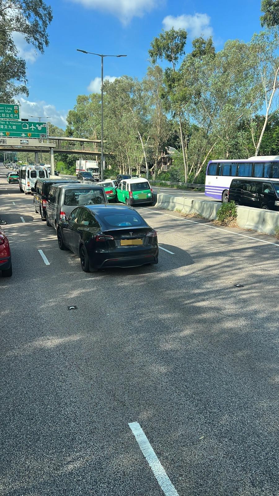 新田公路半小時內發生3宗交通意外,釀成5人受傷。(fb「車cam L(香港群組)」圖片)