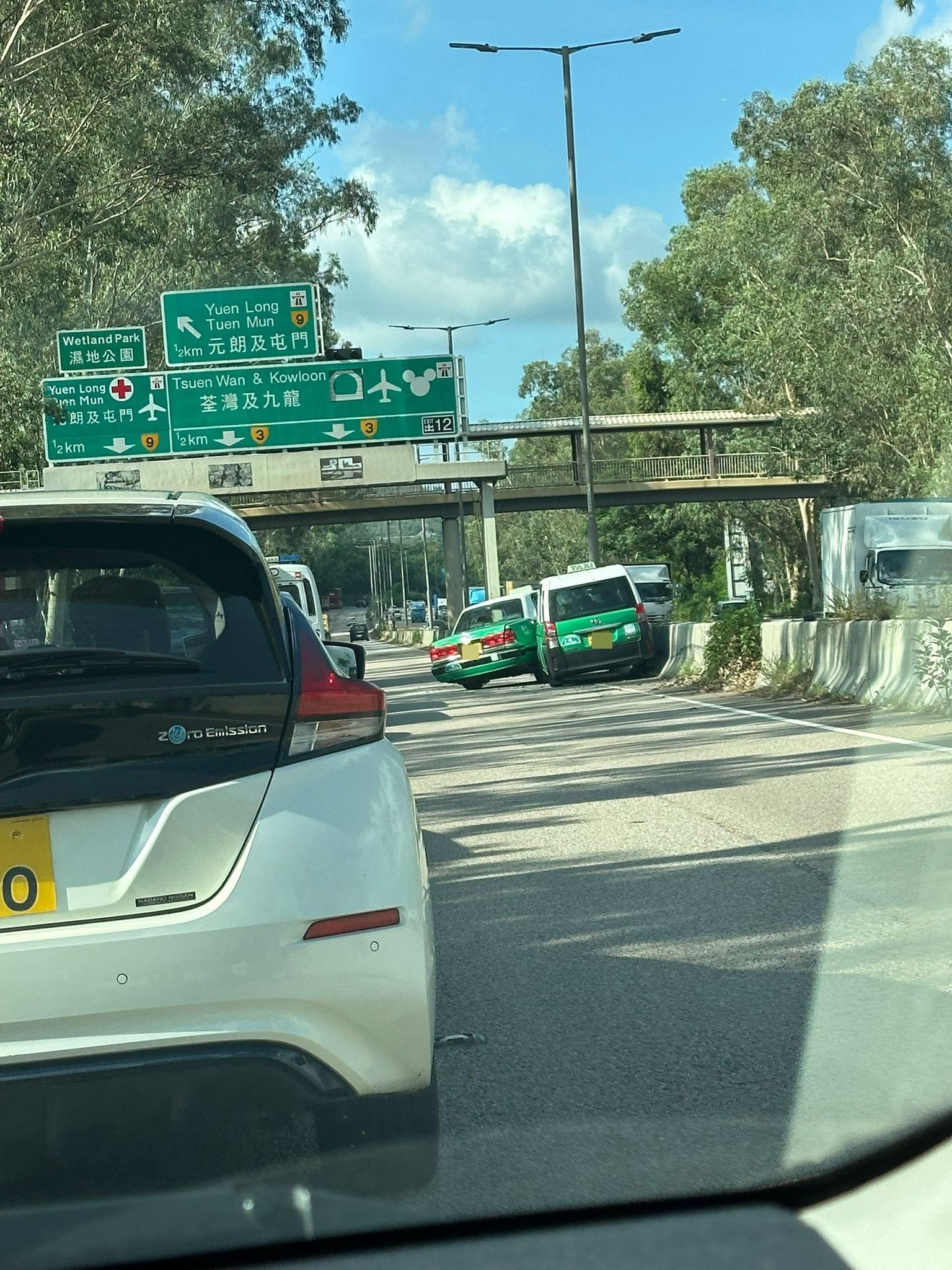 新田公路半小時內發生3宗交通意外,釀成5人受傷。(fb「車cam L(香港群組)」圖片)