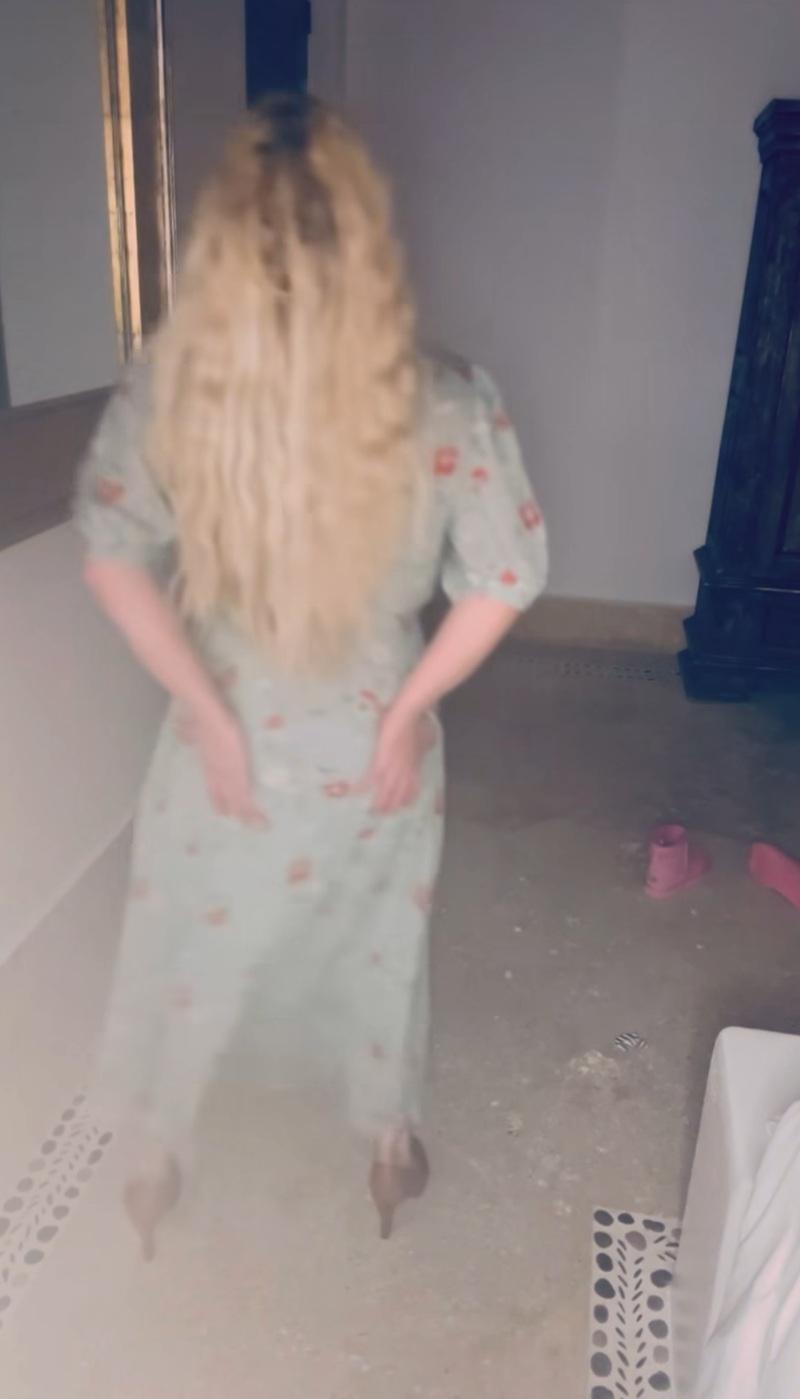 突然背向鏡頭摸patpat。