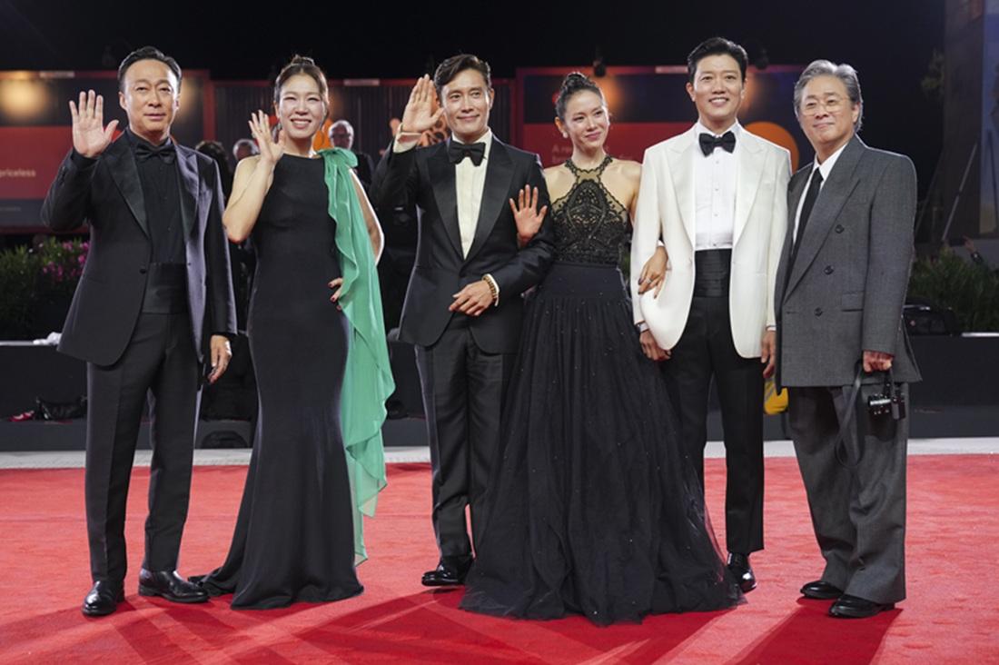 威尼斯影展|孫藝真驚艷行紅氈 與李秉憲新片角逐主競賽單元