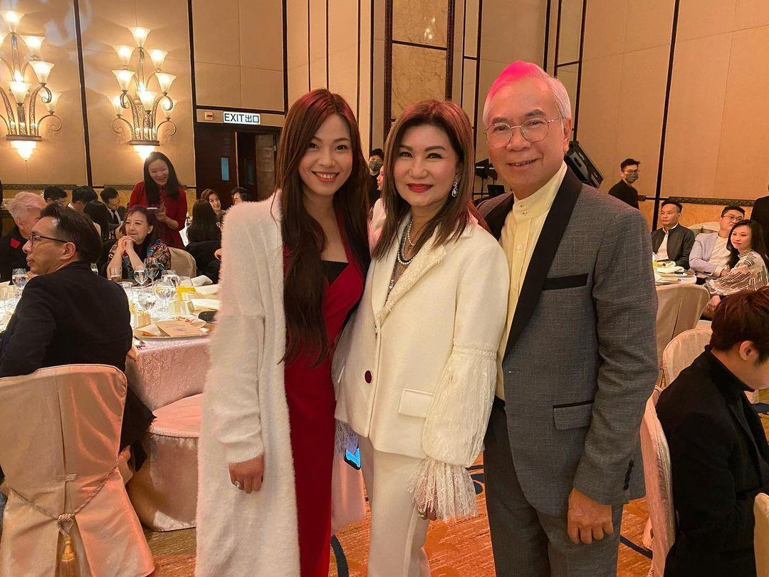 李龍基與細36年未婚妻王青霞(Chris Wong)非常恩愛!