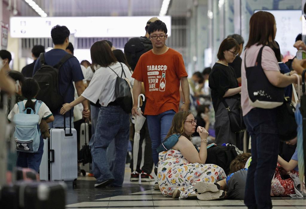 新幹線停駛,JR博多站周一有大批旅客行程受阻。(美聯社)
