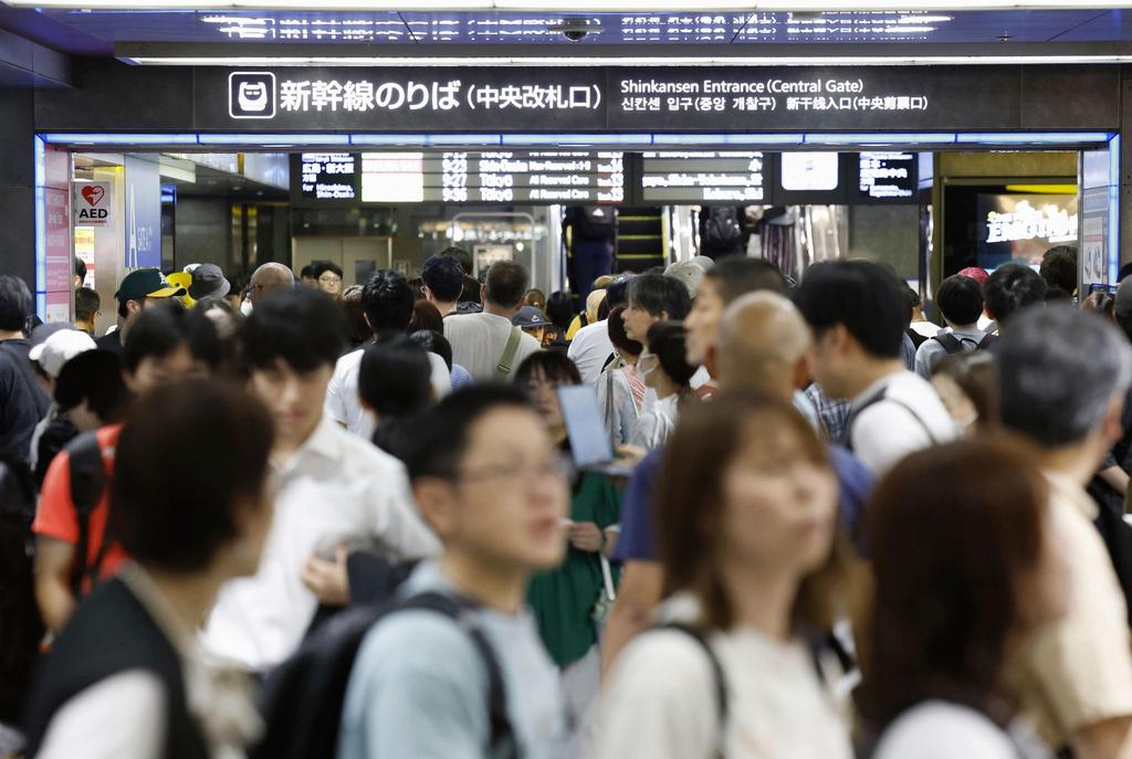 新幹線停駛,JR博多站周一有大批旅客行程受阻。(美聯社)