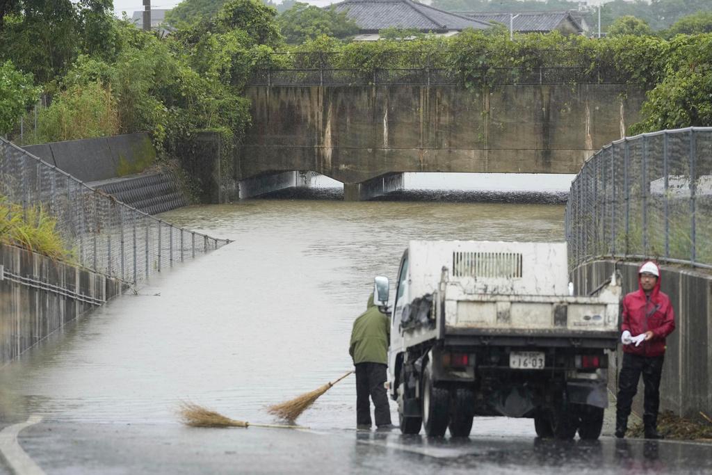 熊本縣長洲町周一道路遭水淹。(美聯社)
