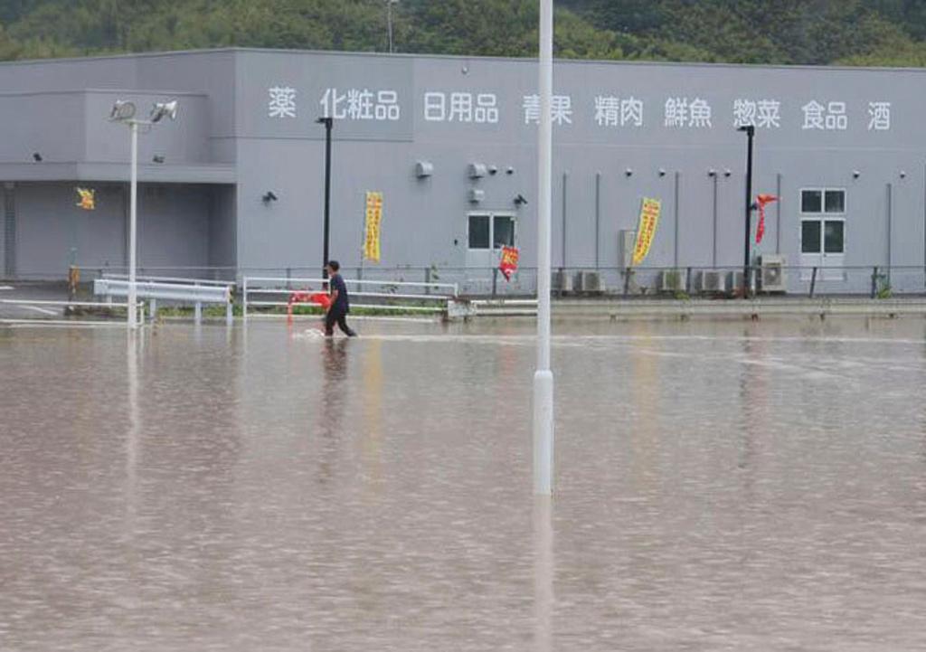 熊本縣一間超市的停車場被淹浸。(美聯社)