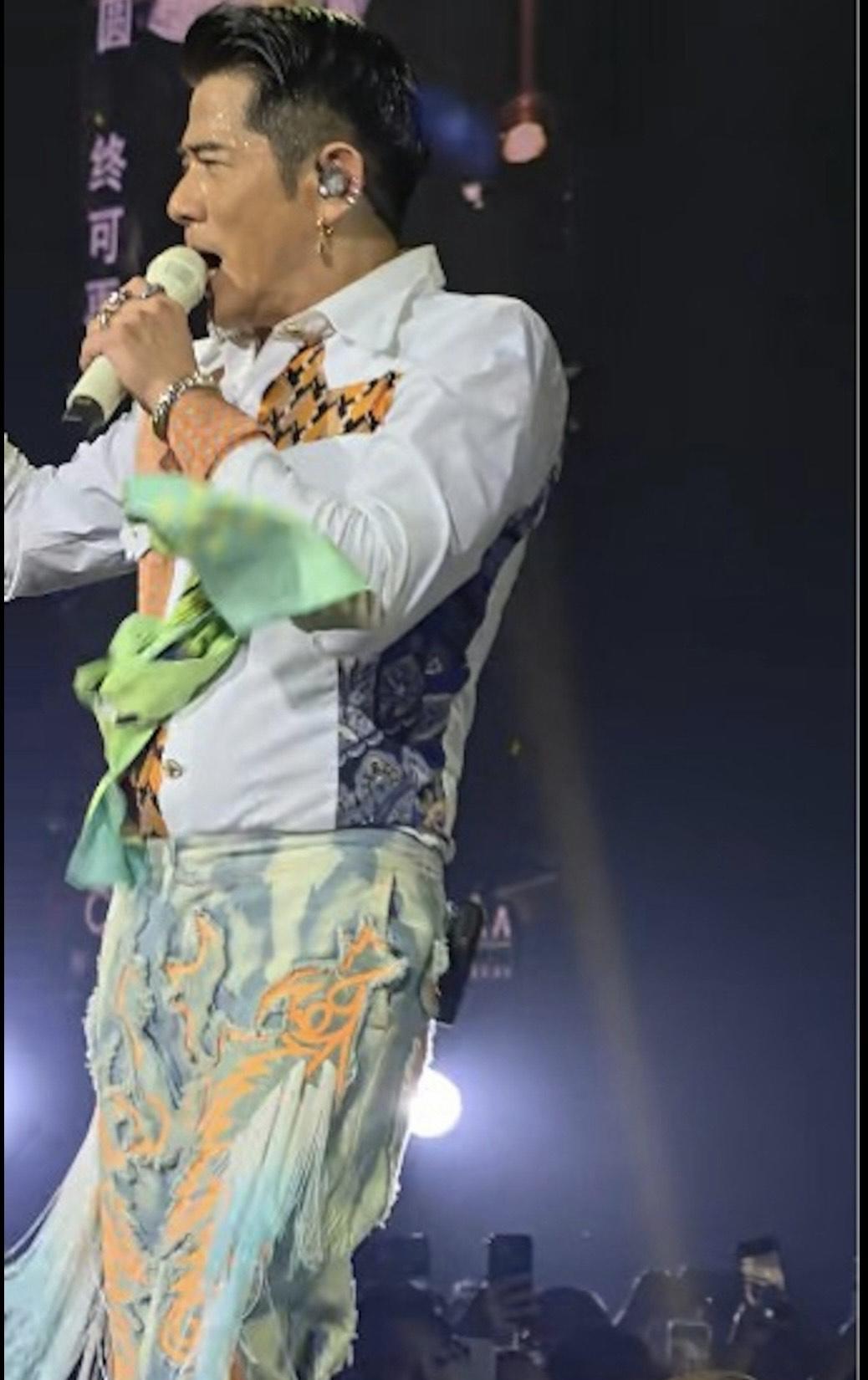 郭富城被粉絲的毛巾擊中,完全沒有黑面。