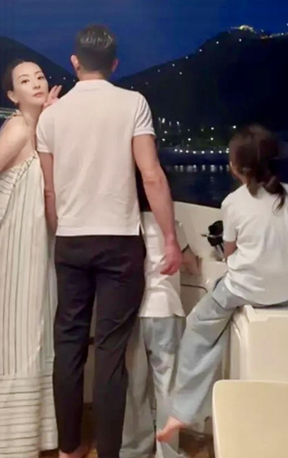 方媛早前一家四口出海遊玩。