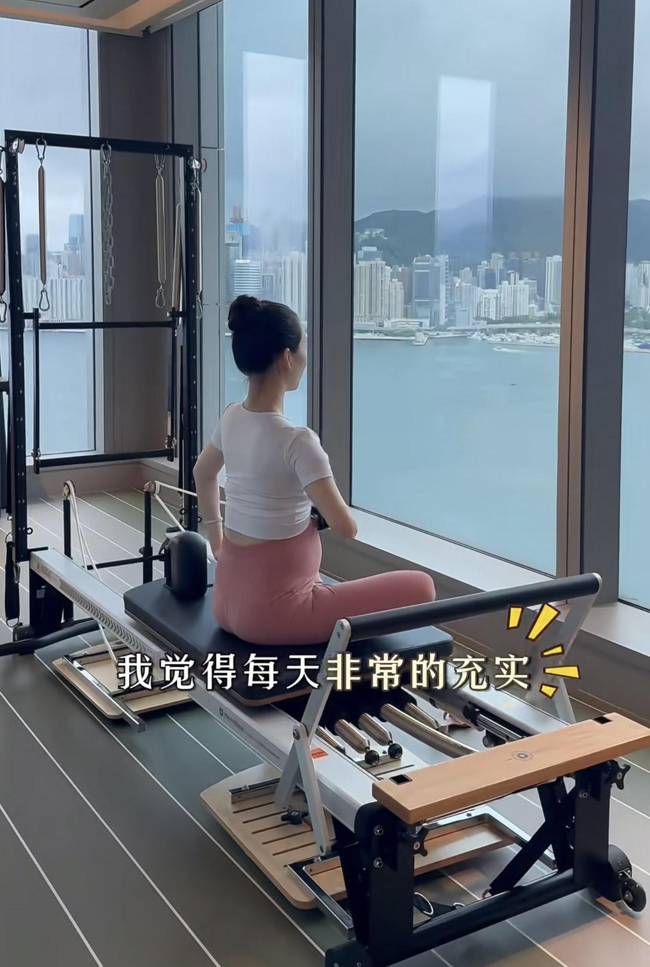 方媛對住無敵海景做運動。