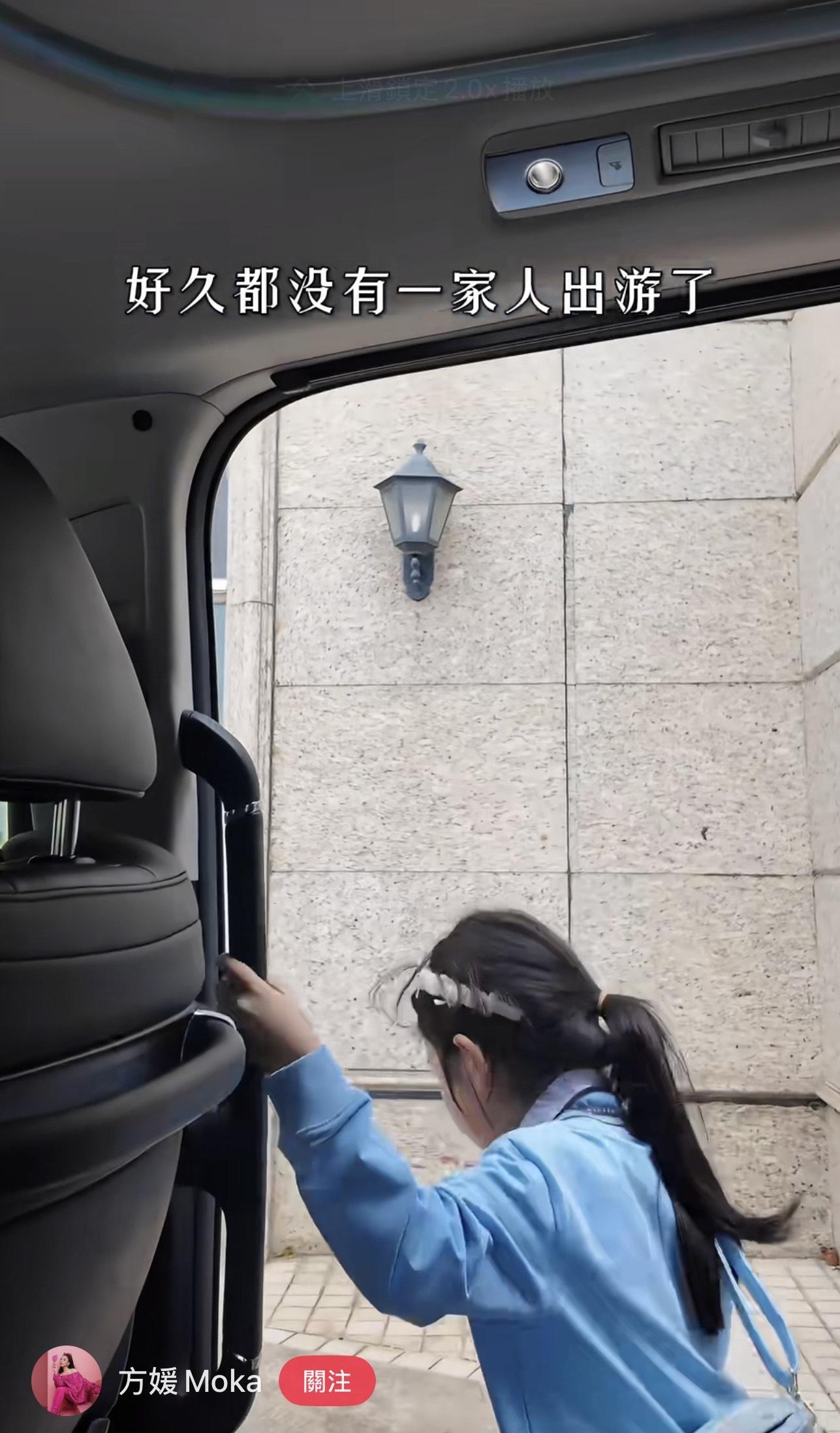 方媛挺住巨肚湊女放學。