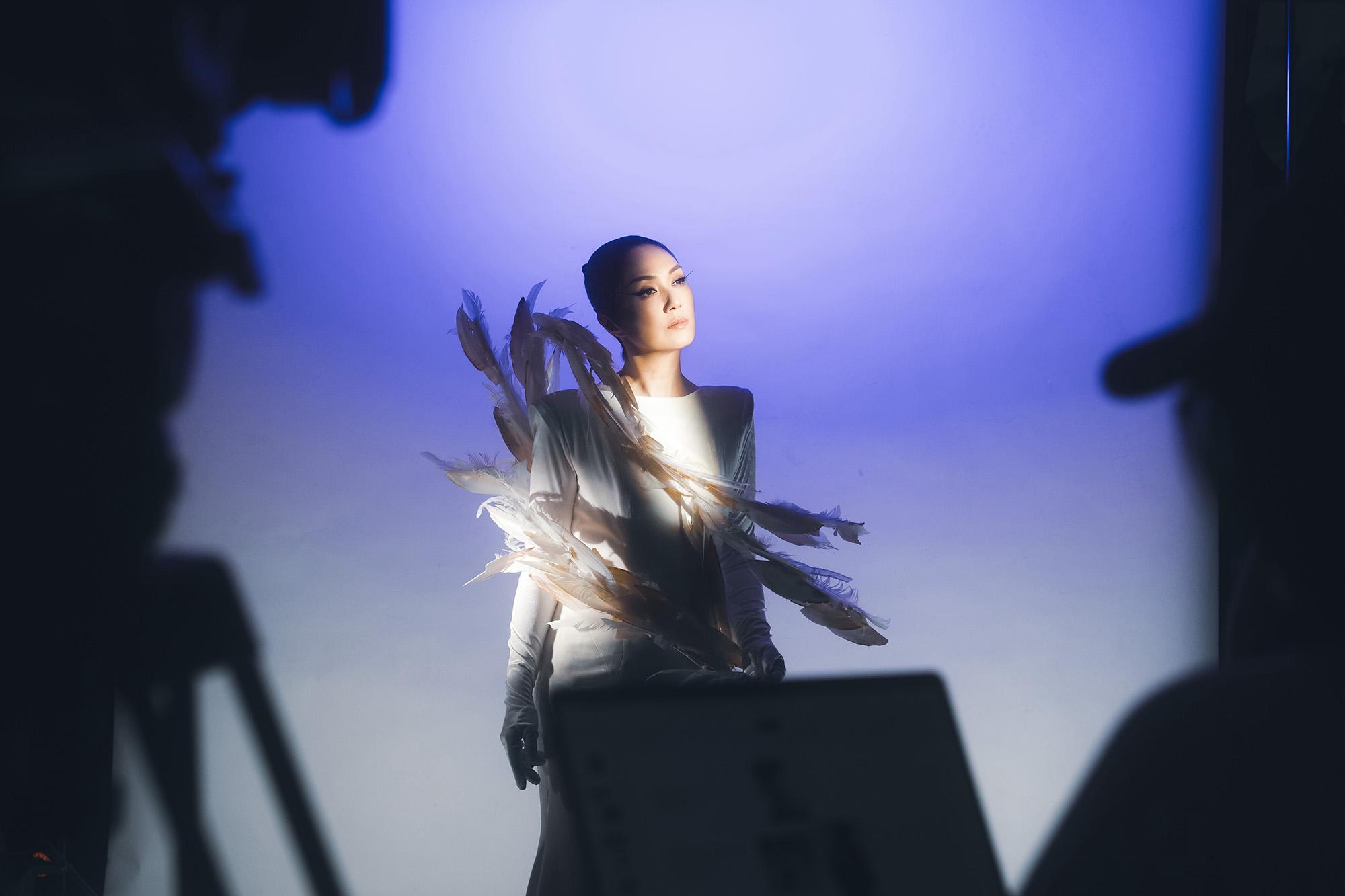 楊千嬅表示今次海報的精髓就是「Live My Life」。