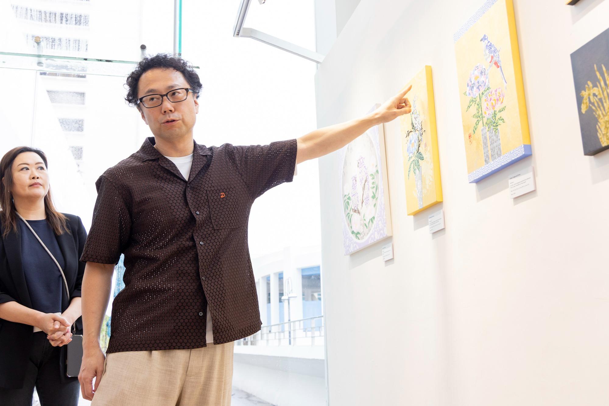 在展覽開幕活動,深沢尚宏特別示範金箔工藝與繪畫技法,細心講解每個步驟的技術要點,展示這項傳承千年的珍貴工藝。