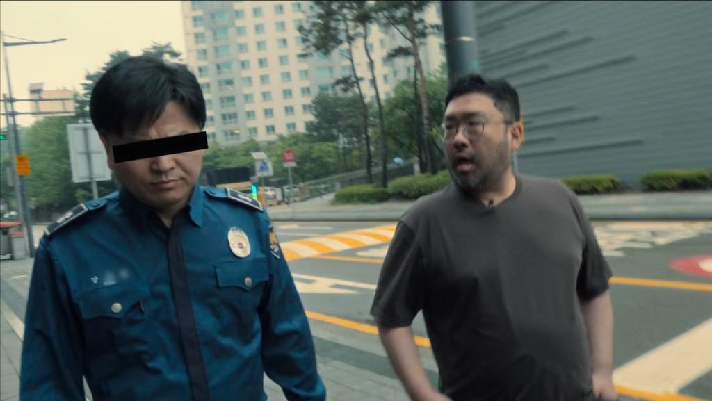 MBC製作人曹聖鉉追訪疑為洩密的警員。