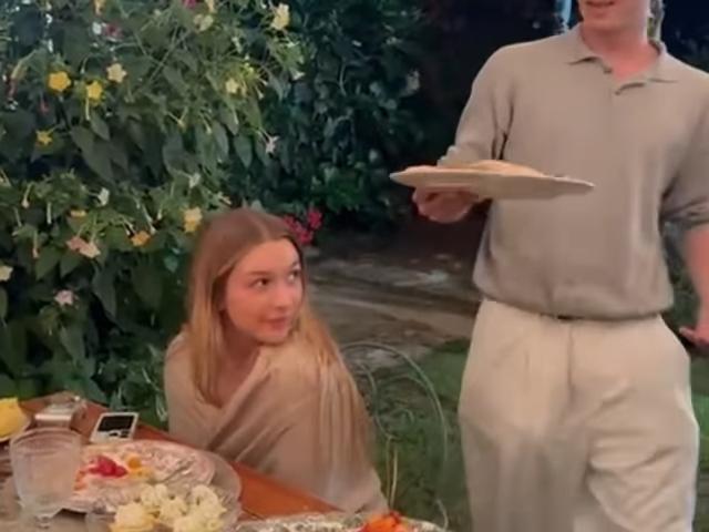 14歲哈七已長大成半熟少女。