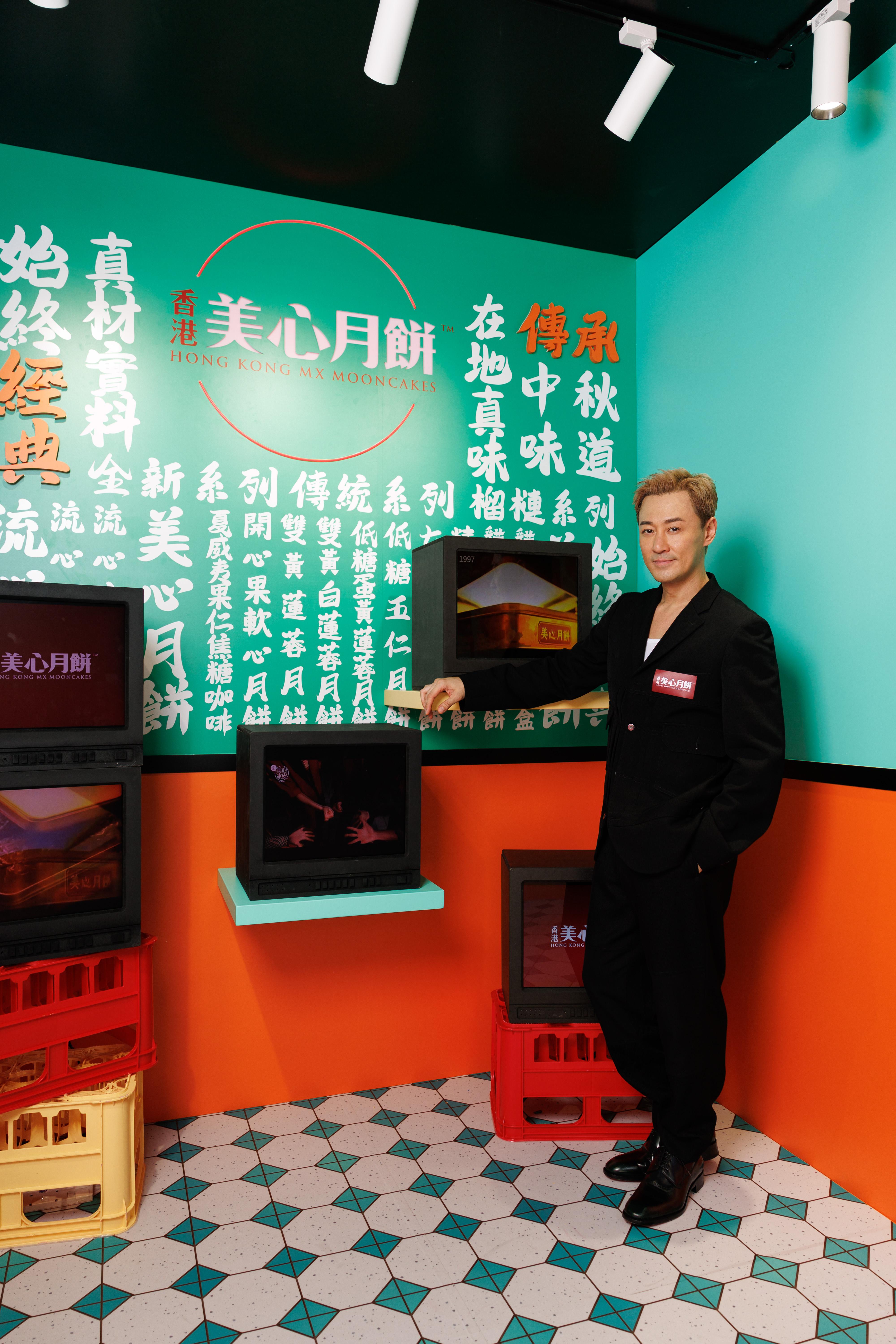 大家不妨跟林峯這樣擺甫士,站在懷舊電視角落打卡。