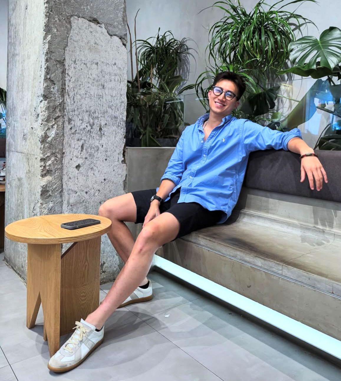 GM感激母親多年來肩負養育他及妹妹成長的重擔。