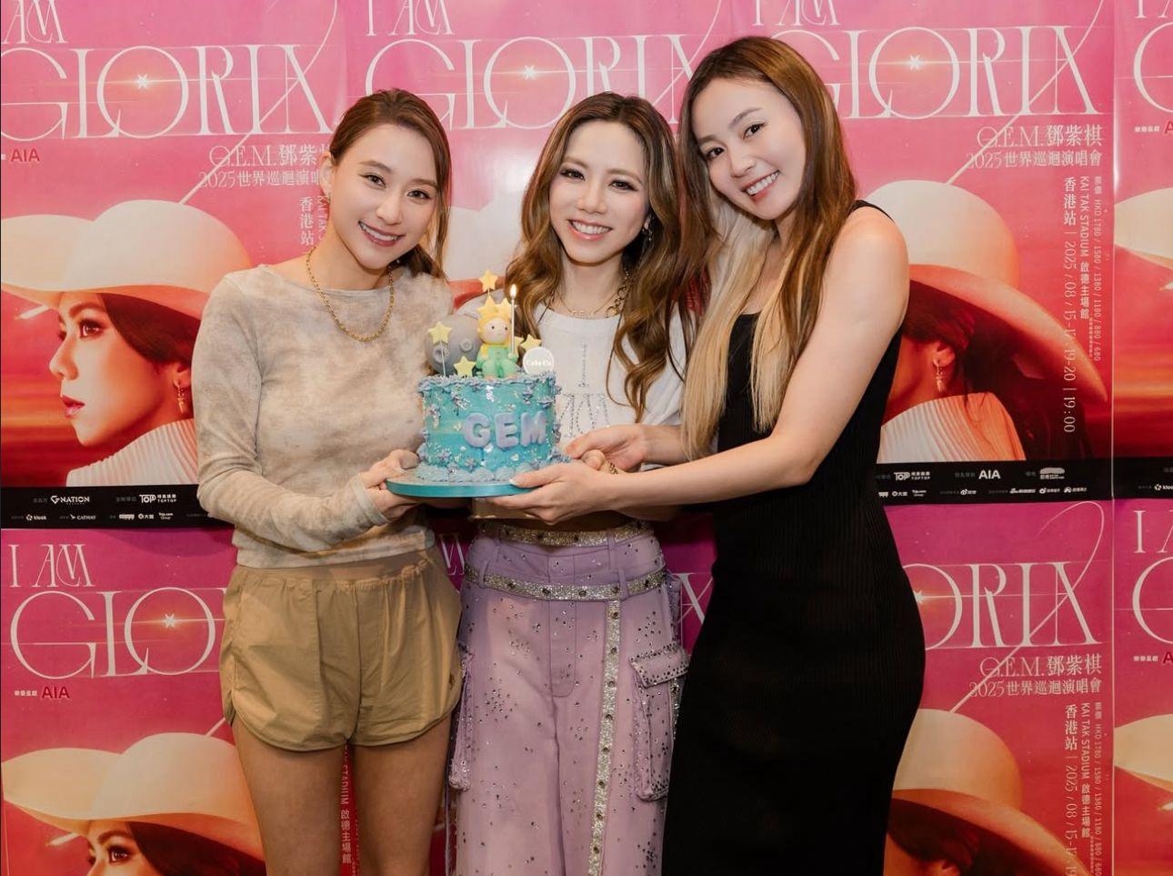 完騷後,何超蓮與李蘊帶蛋糕到後台為G.E.M.補祝日前的34歲生日。