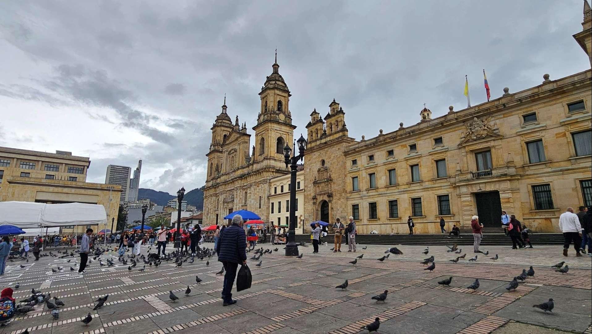 在首都的主教座堂(Cathedral Primada)前,是波哥大的心臟——玻利瓦爾廣場(Plaza de Bolívar),以南美解放者西蒙·玻利瓦爾(Simón Bolívar)命名,他曾領導多國擺脫西班牙統治。