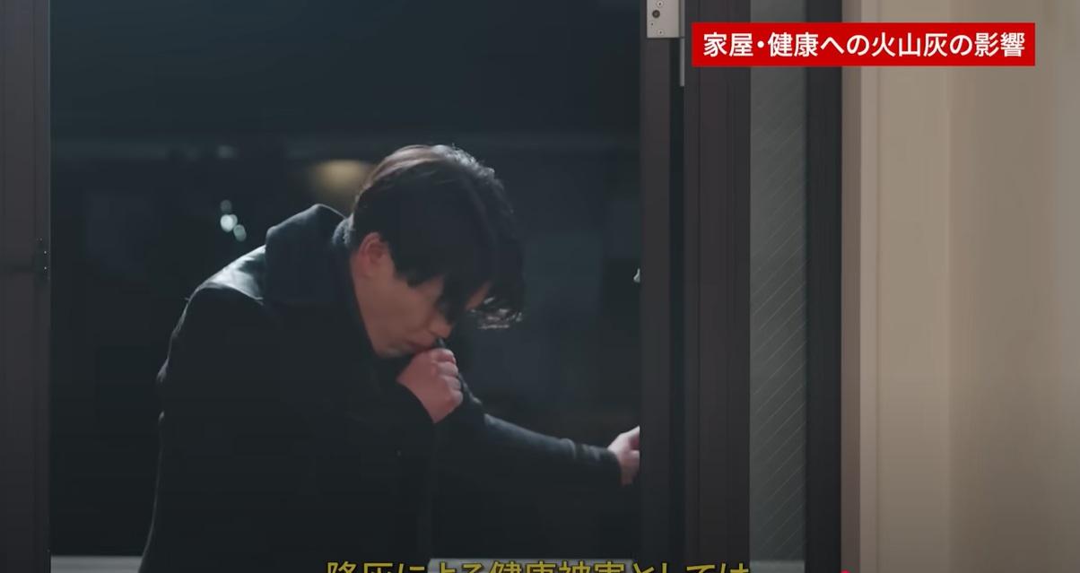 AI模擬富士山大爆發影片中,富士山噴出火山灰,居民吸入火山灰,可能引發咳嗽、哮喘等健康問題。(互聯網)