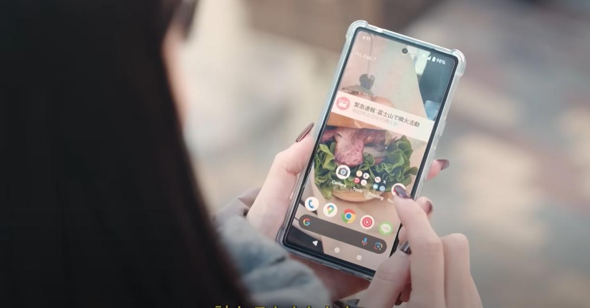 AI模擬富士山大爆發影片中,東京居民接收富士山爆發警報訊息。(互聯網)