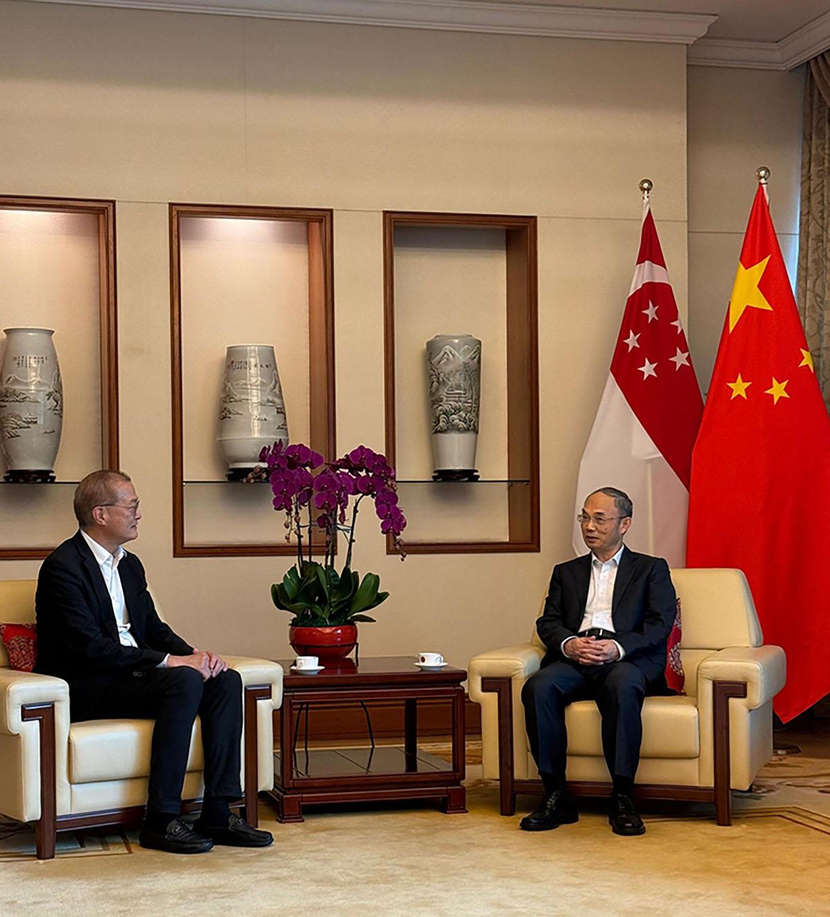 盧寵茂(左)向曹忠明(右)介紹香港醫療衞生方面的最新發展。(政府新聞處)