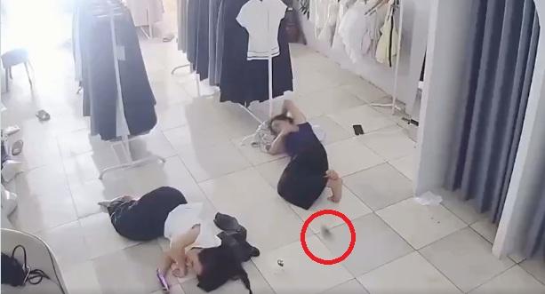 女子在地上睡覺,老鼠突然竄出,鑽進褲管。(互聯網)