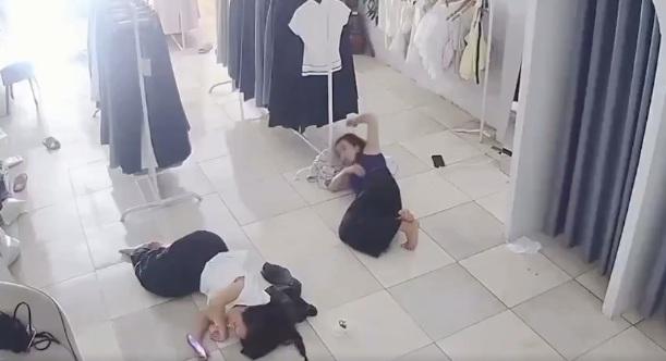 女子感覺有異物鑽進褲管,嚇醒。(互聯網)