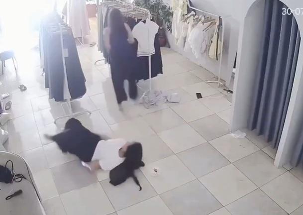 女子跳下跳下,想甩走異物。(互聯網)