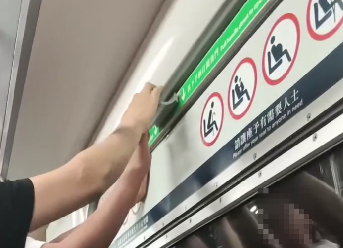 港鐵內地乘客突然打開車廂緊急窗惹驚魂(l7l_ivn.0509y@Threads影片截圖)