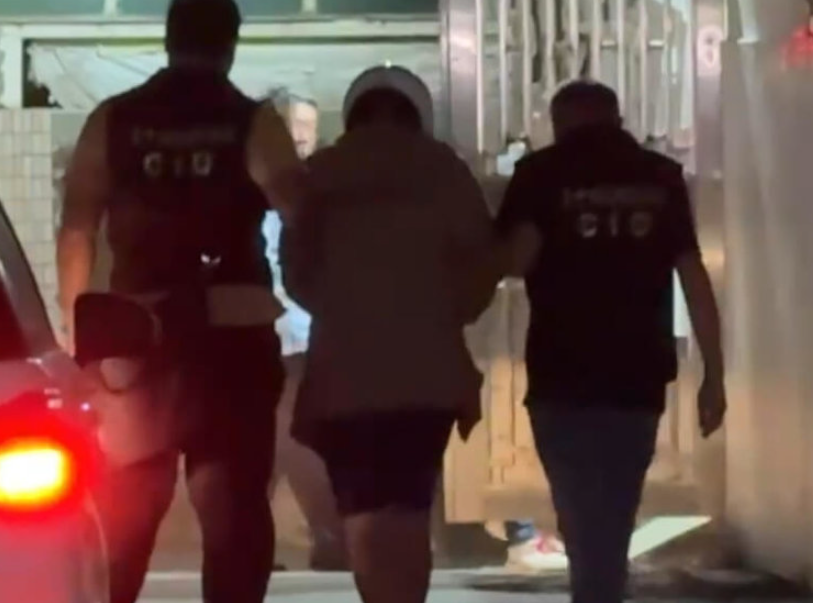 案發6小時後,疑兇(中)在彰化縣一間汽車旅館被捕。(網上圖片)