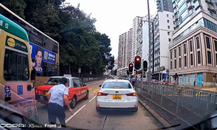 小巴司機落車跑往交通燈方向。(網上影片截圖)