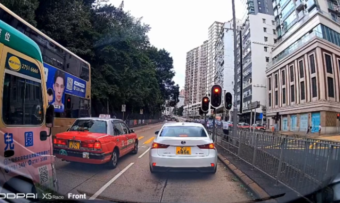 司機爬上欄杆把交通燈撥正。(網上影片截圖)