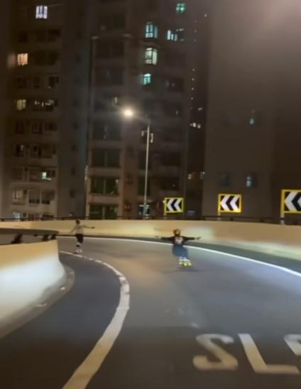 兩名滑板男雙手張開保持平衡,風馳電掣,掟彎時蹲下降低重心。(FB/車cam L(香港群組))