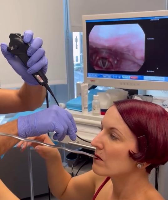 醫生完成喉鏡架設後,Gin就一舔一把蛇形劍。(IG)