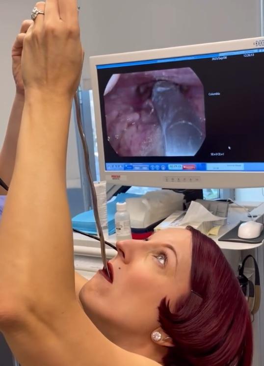 內視鏡畫面清楚拍到,細長的刀刃通過喉嚨,滑入食道,未見刀刃有任何伸縮機關。(IG)