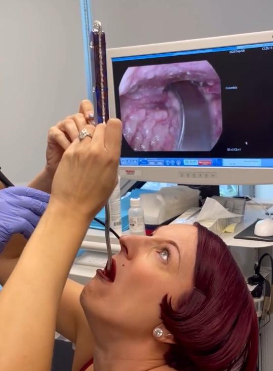 內視鏡畫面清楚拍到,細長的刀刃通過喉嚨,滑入食道,未見刀刃有任何伸縮機關。(IG)