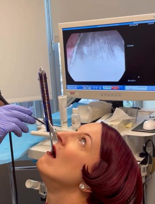 內視鏡畫面清楚拍到,細長的刀刃通過喉嚨,滑入食道,未見刀刃有任何伸縮機關。(IG)