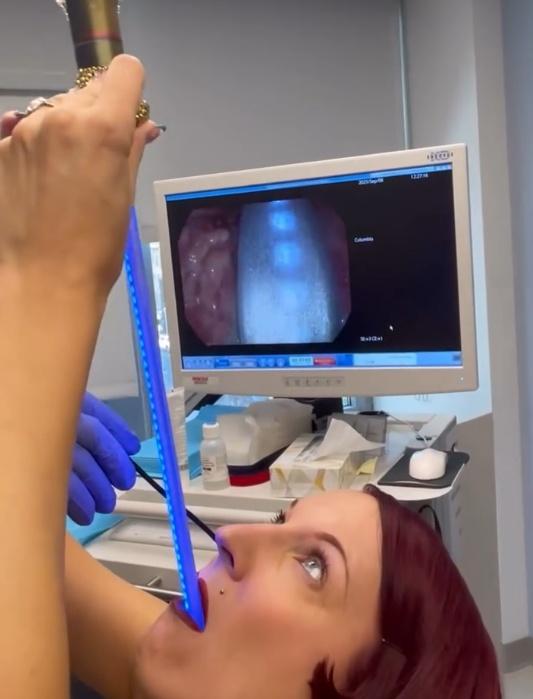 Gin之後又將一把筆直的發光劍放入食道。(IG)