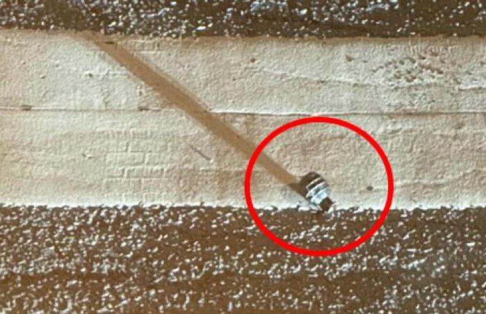 一枚手榴彈在街頭爆炸,另一枚則由警方引爆。(X)