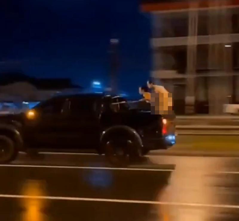 二人穿街過市公開進行性行為如路演,毫不羞恥亦無視當地法律。(X)