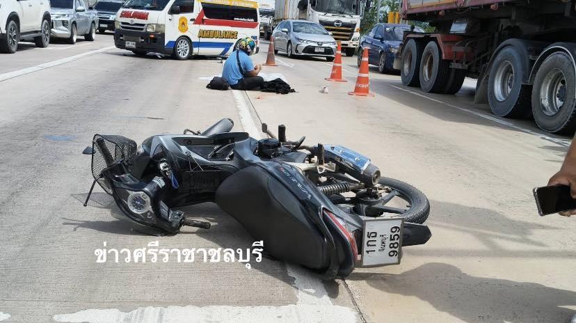 鐵騎士稱突然遇上卡車與小型貨車急煞,導致電單車失控而發生擦撞。(FB)
