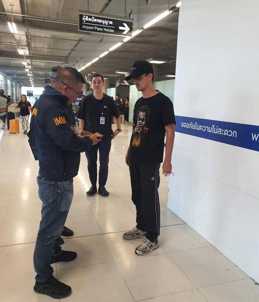 涉事23歲俄羅斯男網紅在曼谷蘇凡納布機場被捕。(X)