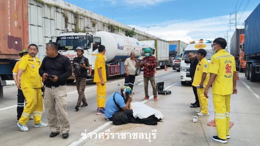 Chakkraphan癱坐在地,緊緊握著女友遺體的手,不住痛哭,久久不願鬆開。(FB)