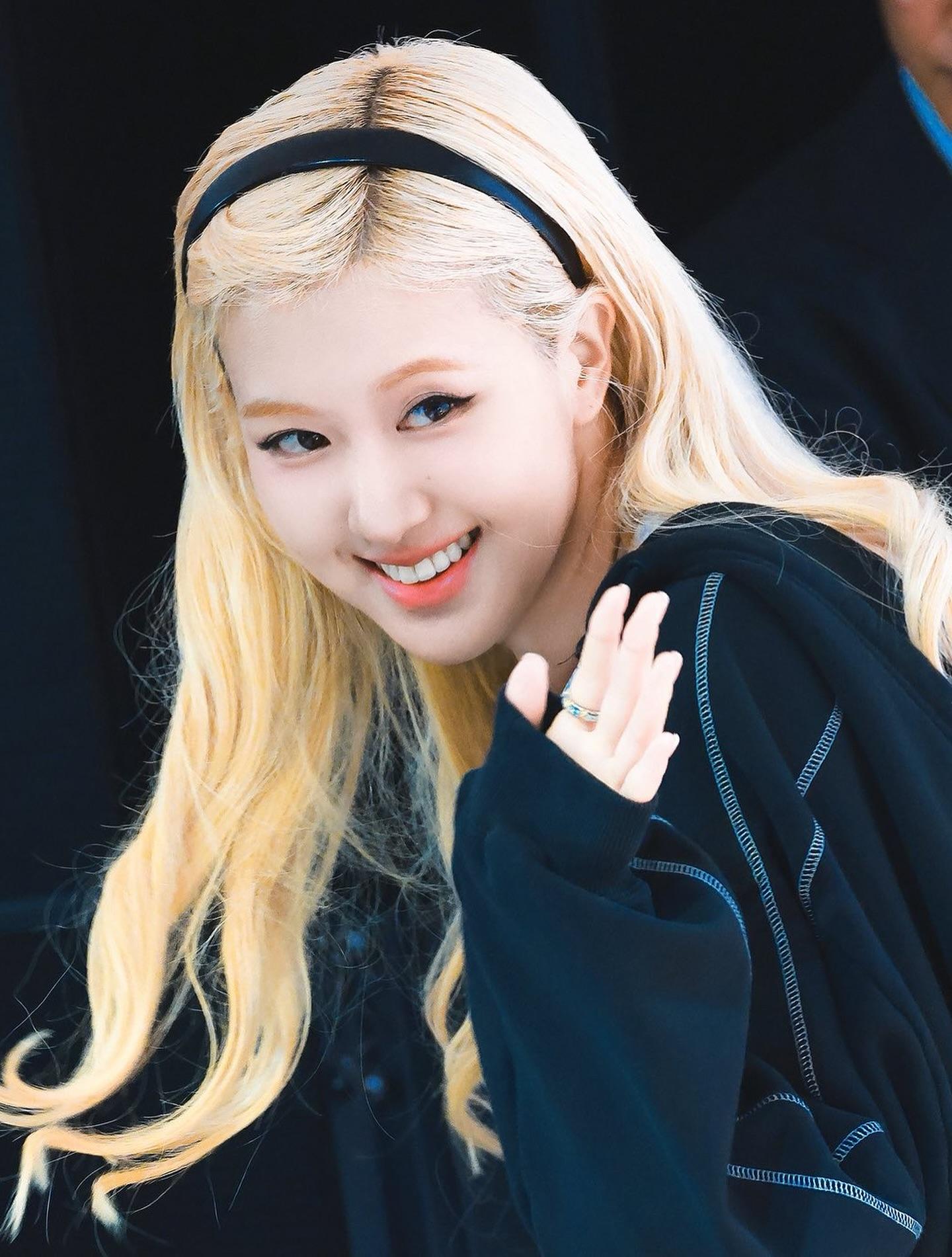 Rose行出場外與fans見面。