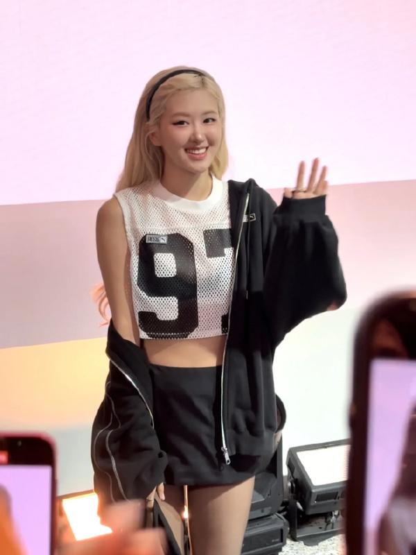 Rose穿上與PUMA合作的服飾,在活動現場外露面。