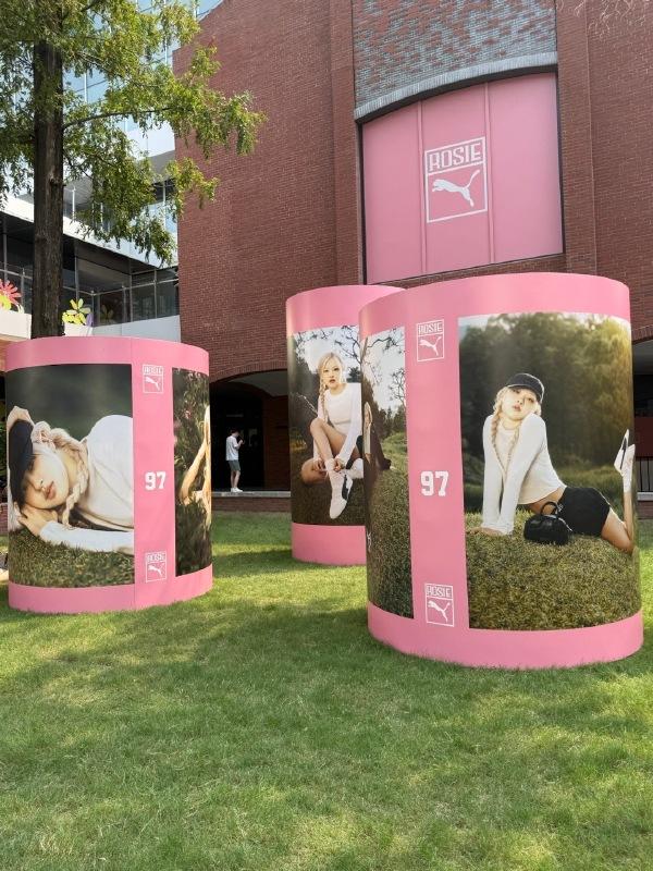 上海會場場內布置,貼滿Rose的海報。