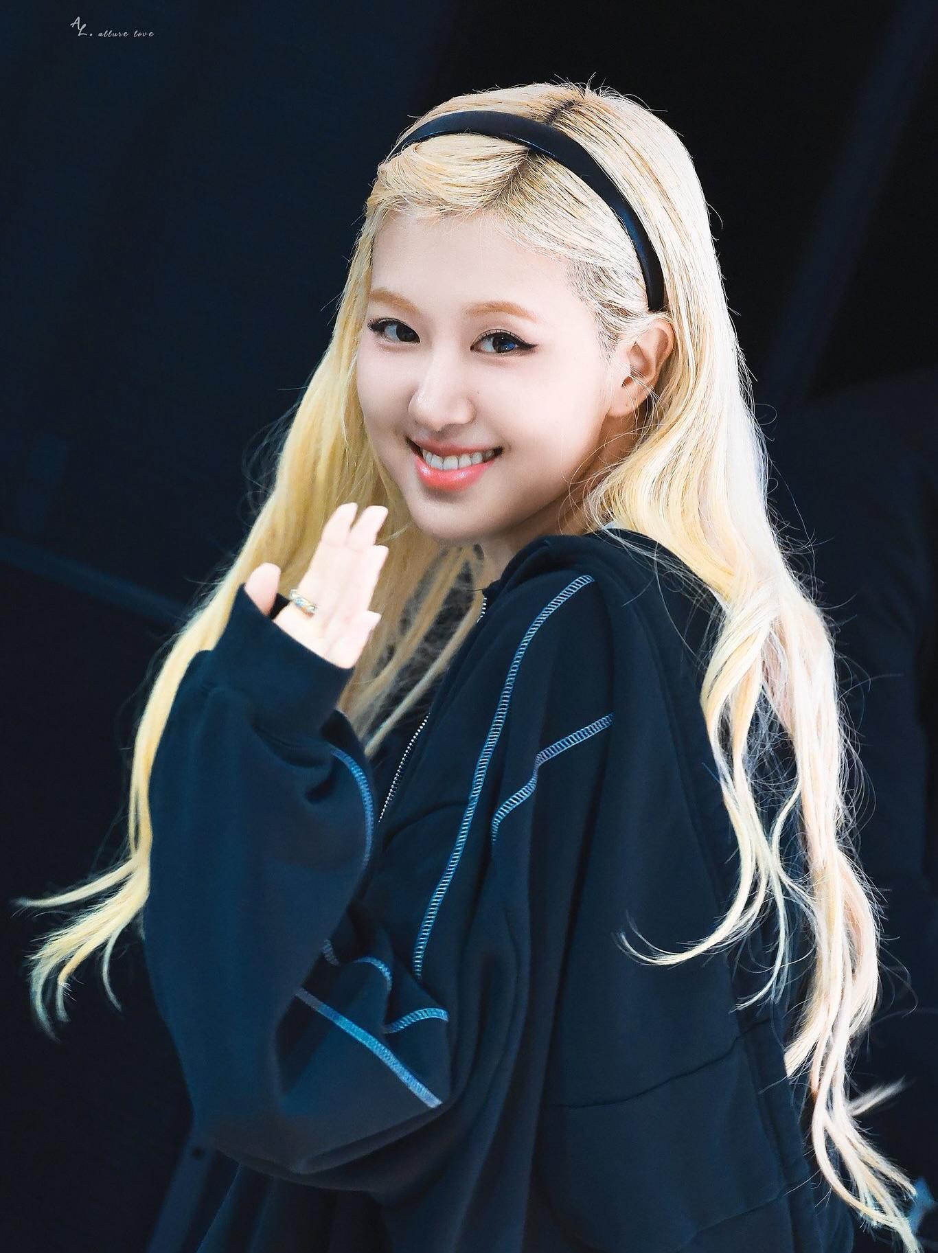 Rose行出活動場外與fans見面。