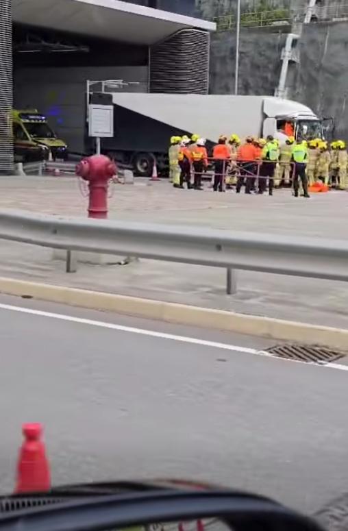 將藍隧道發生交通意外。(fb「車cam L(香港群組)」截圖)