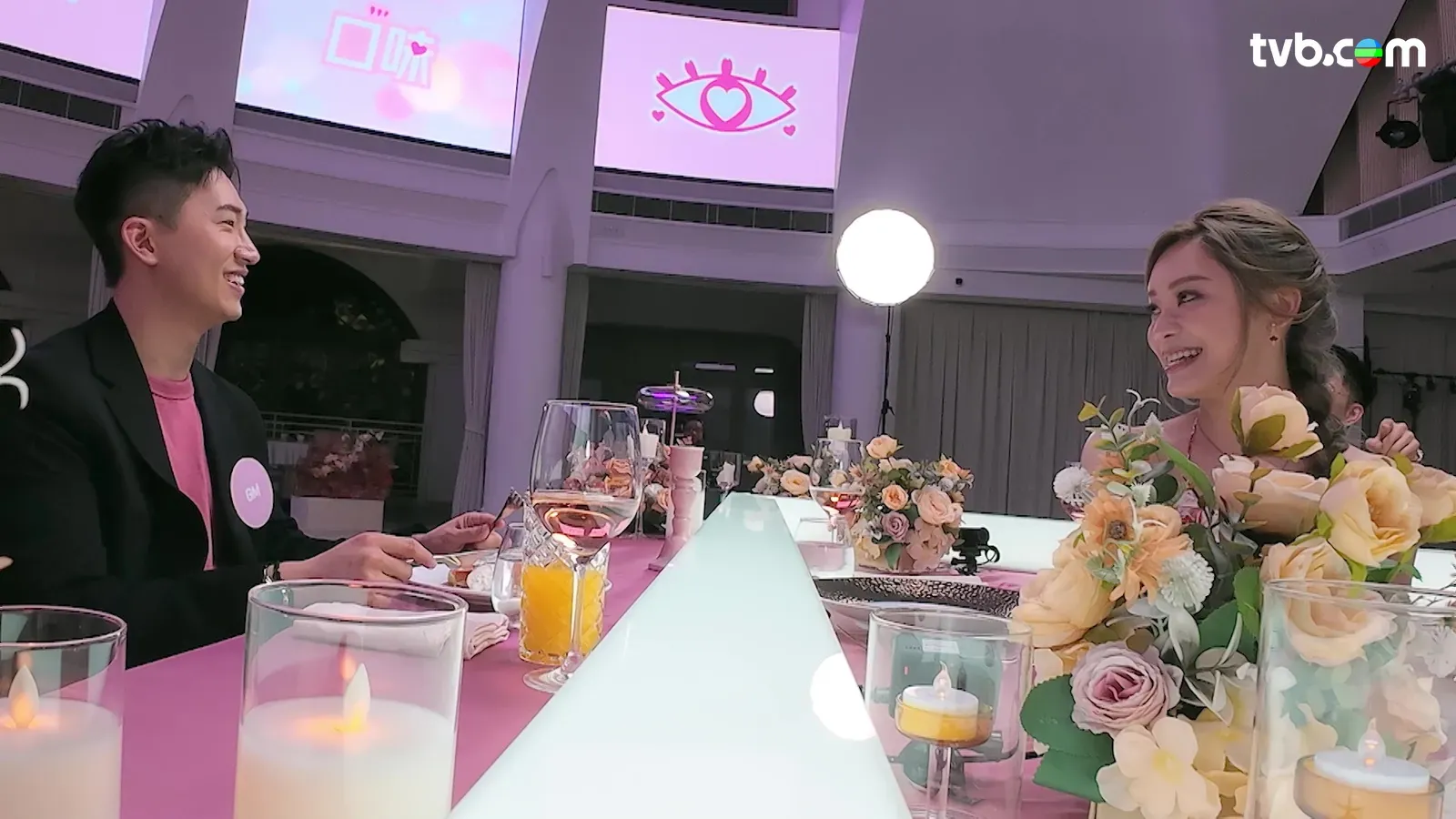 GM同Sophie三角枱約會經典畫面,GM嘅未抹嘴樣以及Sophie嘅「匙羮談情」,至今仍是talking point!