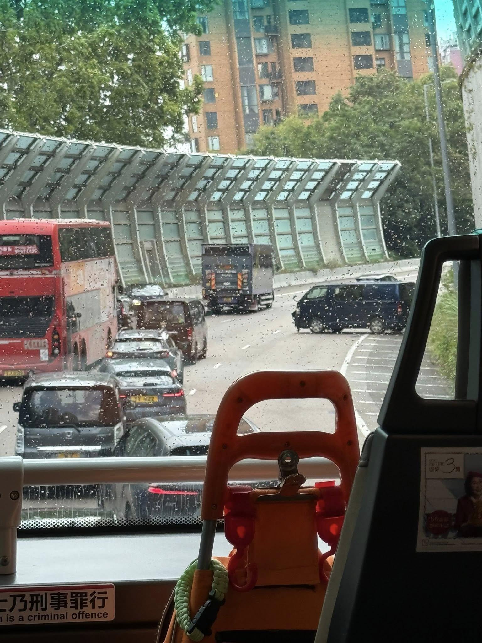 屯門公路發生車禍。(fb「屯門公路塞車關注組」圖片)