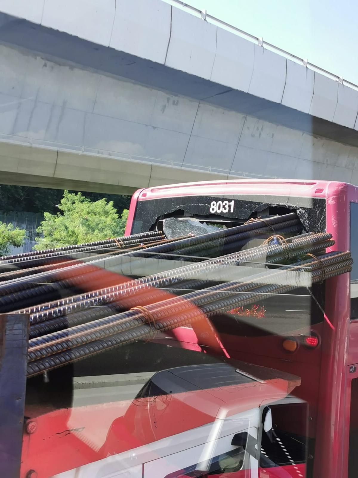 北大嶼山公路一小時內發生3宗交通意外。(fb「車cam L(香港群組)」圖片)